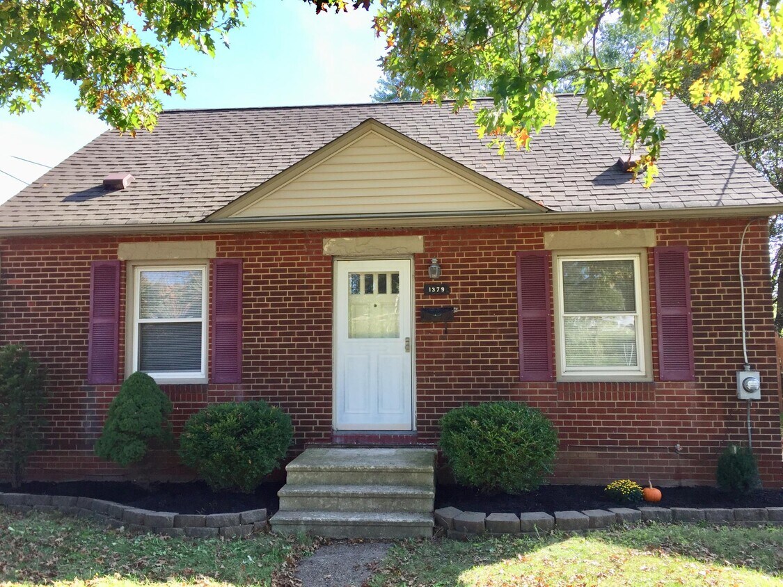 Primary Photo - 1379 Coventry St