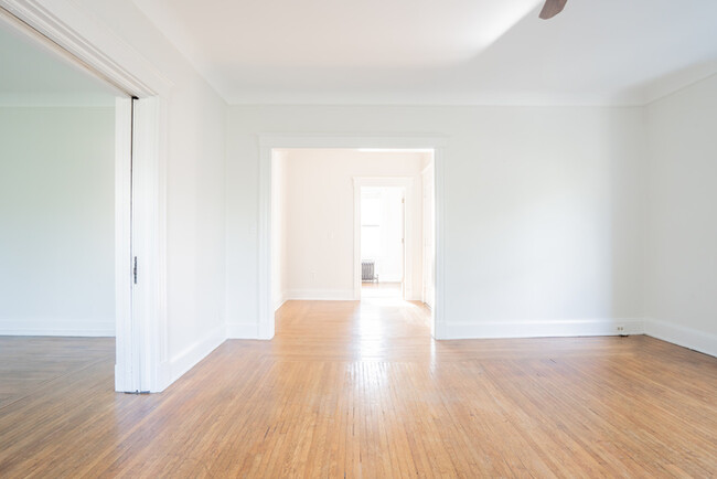 Building Photo - Beautiful Apartment Near Gaslight District!