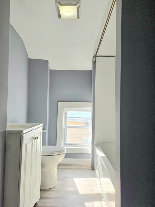 Building Photo - 48 Rocliffe St