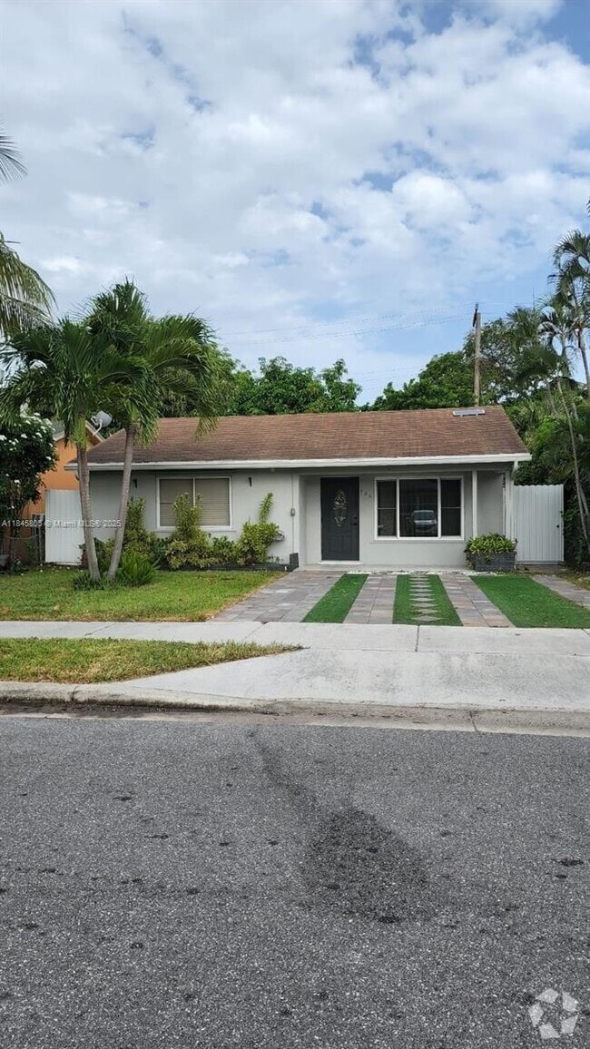 Building Photo - 625 Royal Palm Dr
