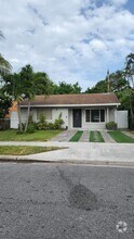 Building Photo - 625 Royal Palm Dr