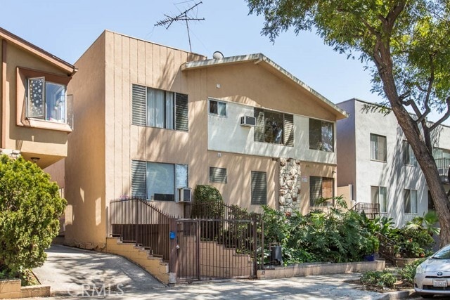 Building Photo - 930 N Stanley Ave