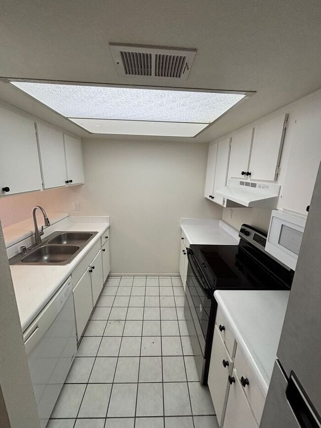 Building Photo - 1201 S McClintock Dr