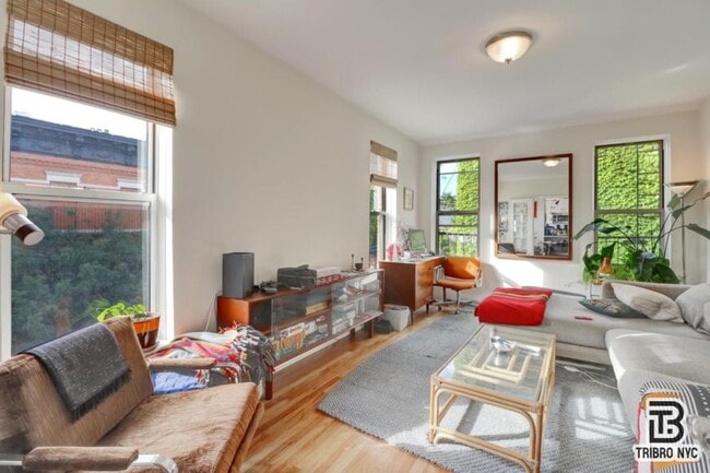 Building Photo - 3 bedroom in Queens NY 11385