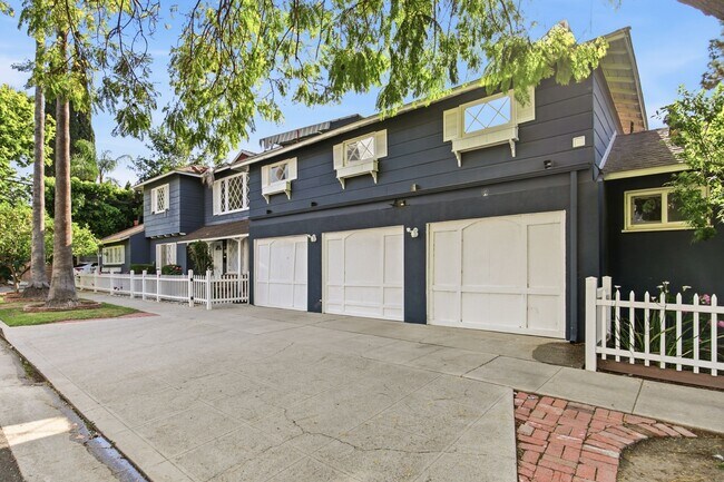 Building Photo - 12334 Moorpark St