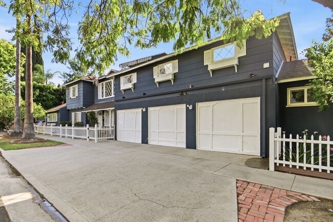 Building Photo - 12334 Moorpark St