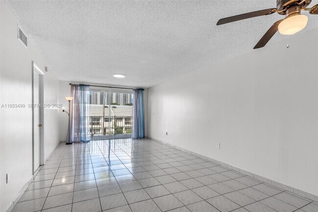 Foto del edificio - 3716 NE 168th St