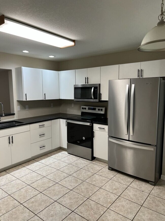 Foto del edificio - Three Bedroom Two 1/2 Bath condo in SW Hai...