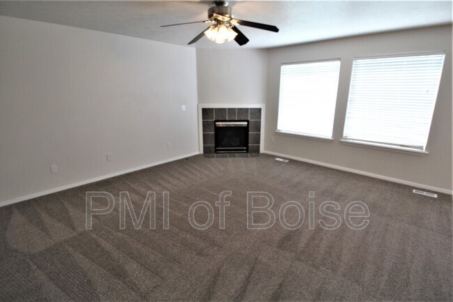 Foto del edificio - 4713 Hearst Dr W