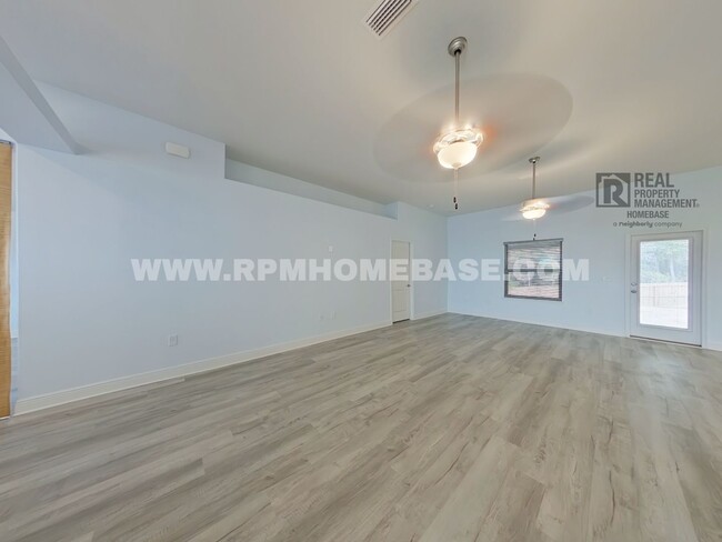 Foto del edificio - Spacious Family Home in Crestview | 4BR/3B...