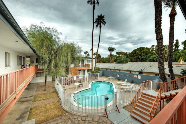 Piscina en el patio central - The Estates at Medlock