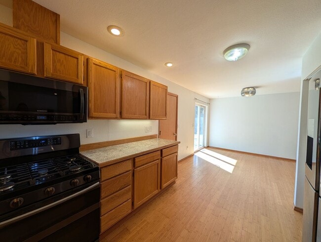 Foto del edificio - Well Maintained PO 3 Bedroom, HUGE FENCED ...