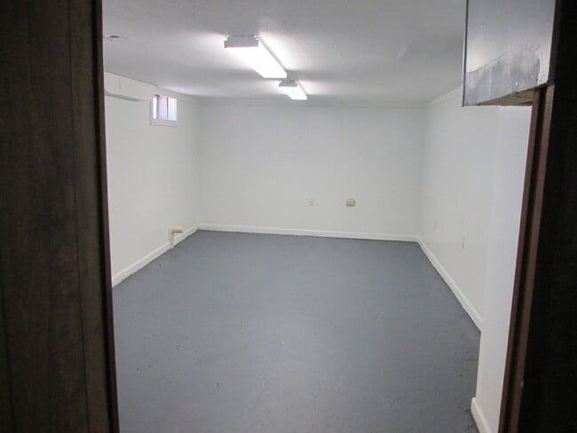 Building Photo - 853 Lawrence Ave