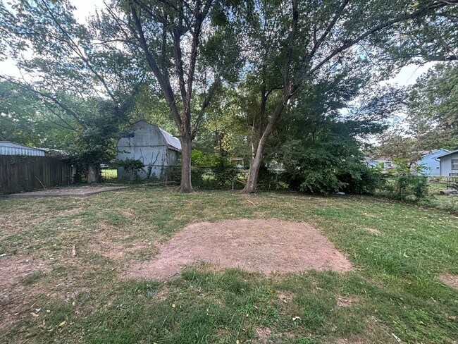Building Photo - Spacious 3 bedroom 1.5 bath 1 car garage
