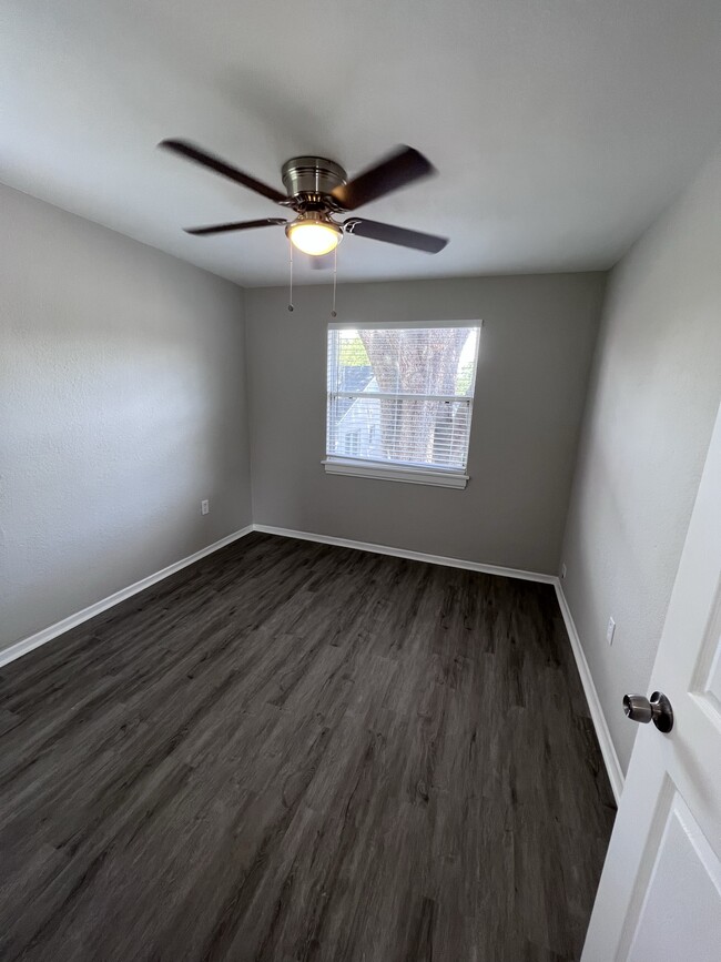 Foto del edificio - 1030 Delaney Ave