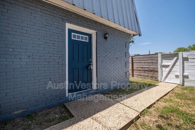 Building Photo - 2217 Mission Hill Dr