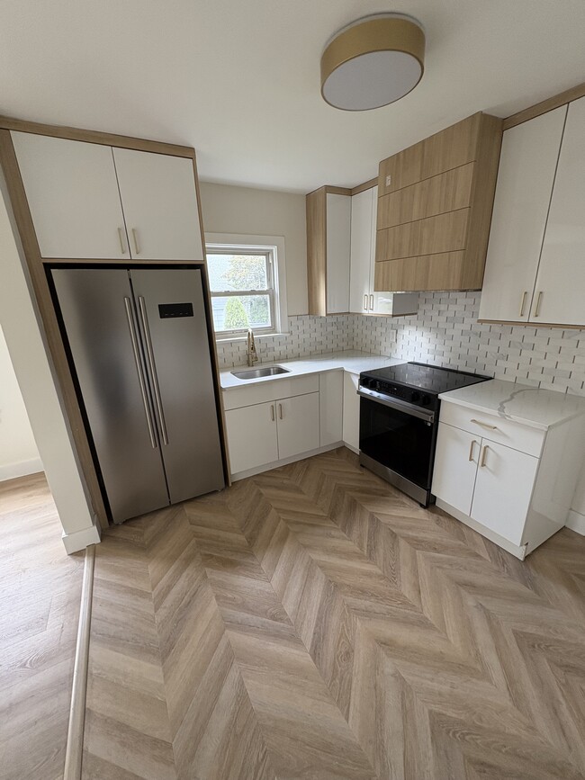 Kitchen with new electric stovetop - 117 Green Ln