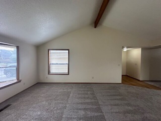 Foto del edificio - Terrific Bethany home with fully fenced ba...