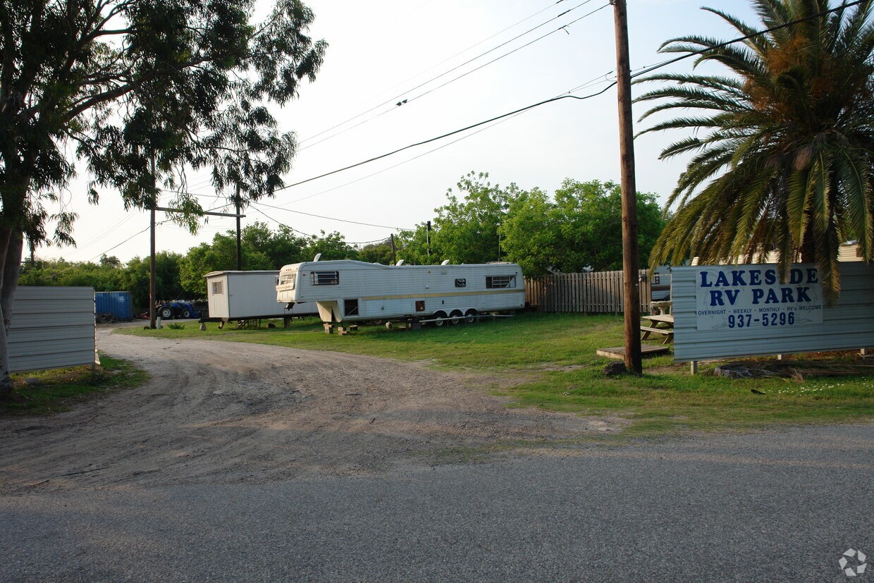 Building Photo - 515 Lakeside Dr
