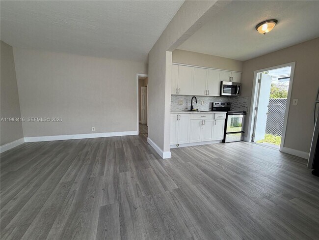 Foto del edificio - 2300 Douglas St