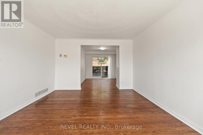 Photo du bâtiment - 6821 Darcel Ave