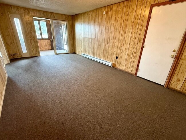 Building Photo - Roomy 3 bedroom, 2 bath with double garage