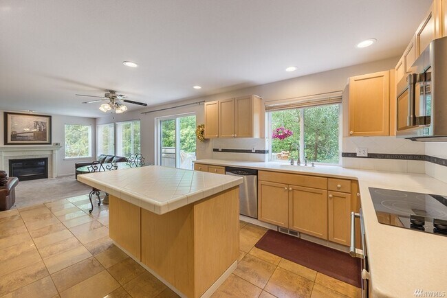 Foto del edificio - Everett Single Family house 3 bd 2.5 bath ...