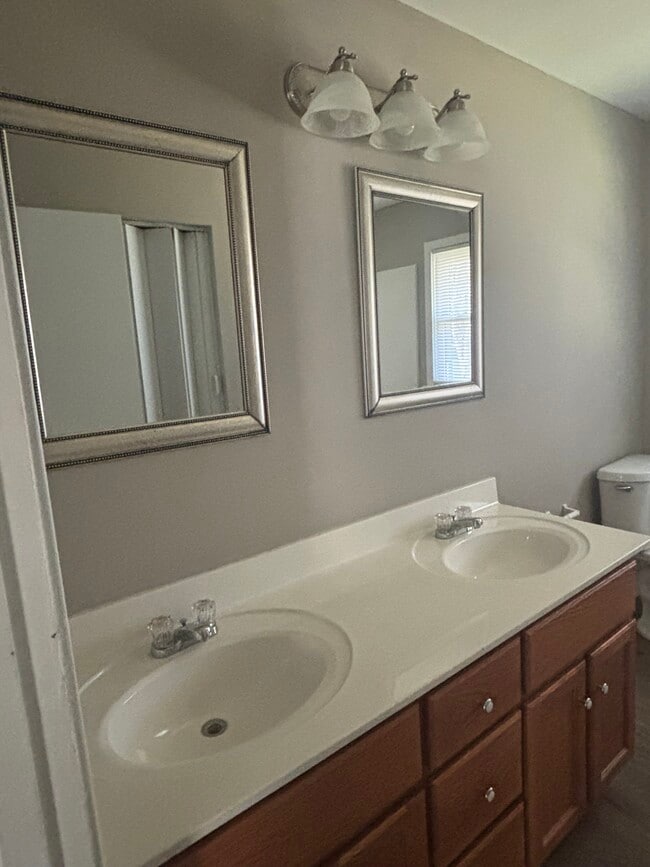 Building Photo - 1606 Deer Hollow Dr