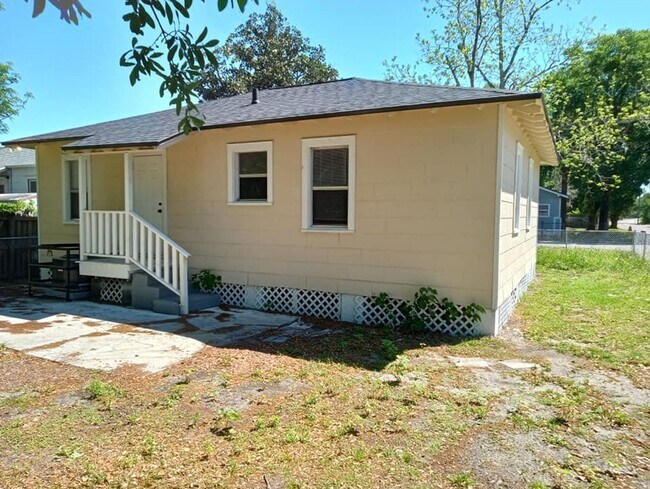 Building Photo - Cute and Cozy 3 Bedroom 1 Bath North Jacks...