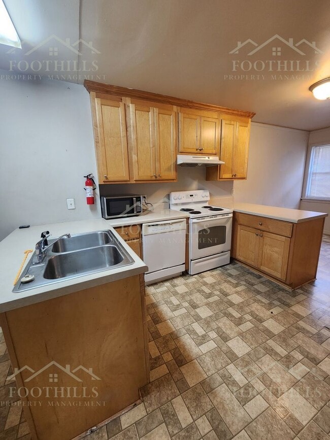 Building Photo - 2712 Cedar Ln