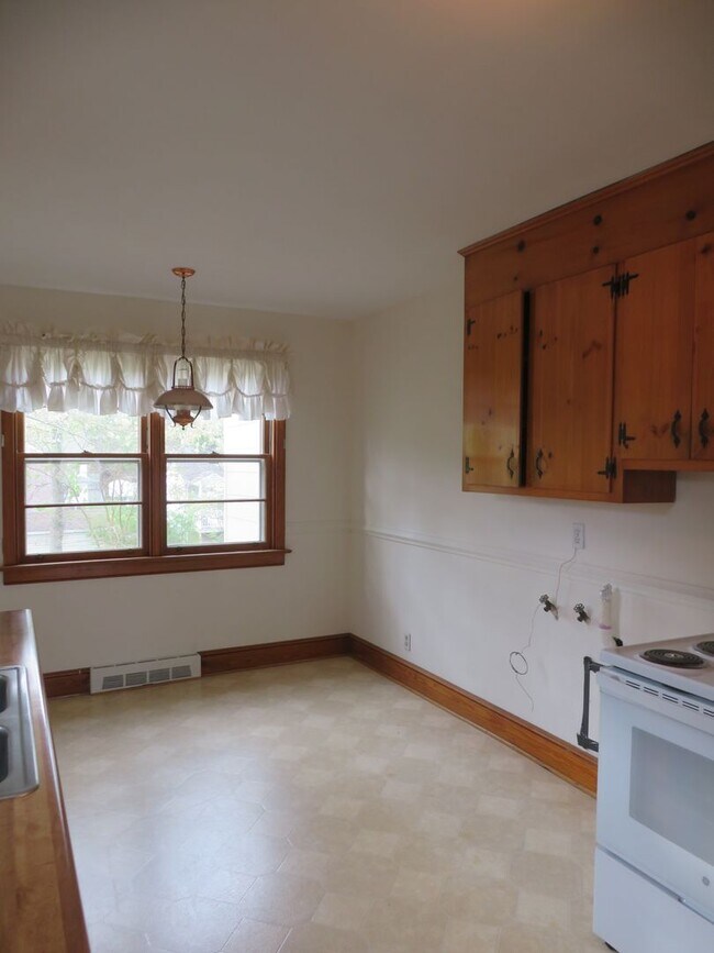 Building Photo - Colonial Heights