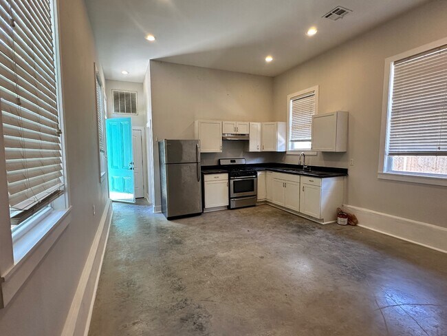 Foto del edificio - Chic 1BR with High Ceilings, In-Unit Laundry, and Courtyard—Near Mid-City Favorites