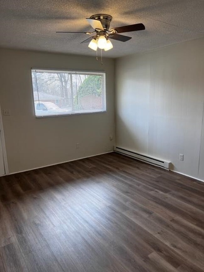 Building Photo - 502 Lake Dr