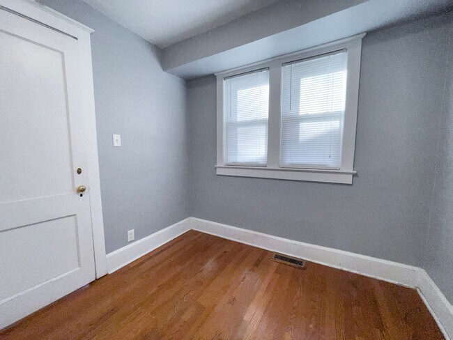 Foto del edificio - PRELEASING for AUGUST! Close to Campus