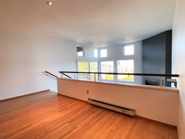 Building Photo - Gorgeous 1 bedroom condo with incredible v...