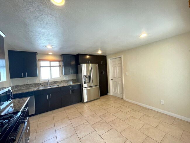 Building Photo - Beautiful 3B/2BA located in Paradise Hills...