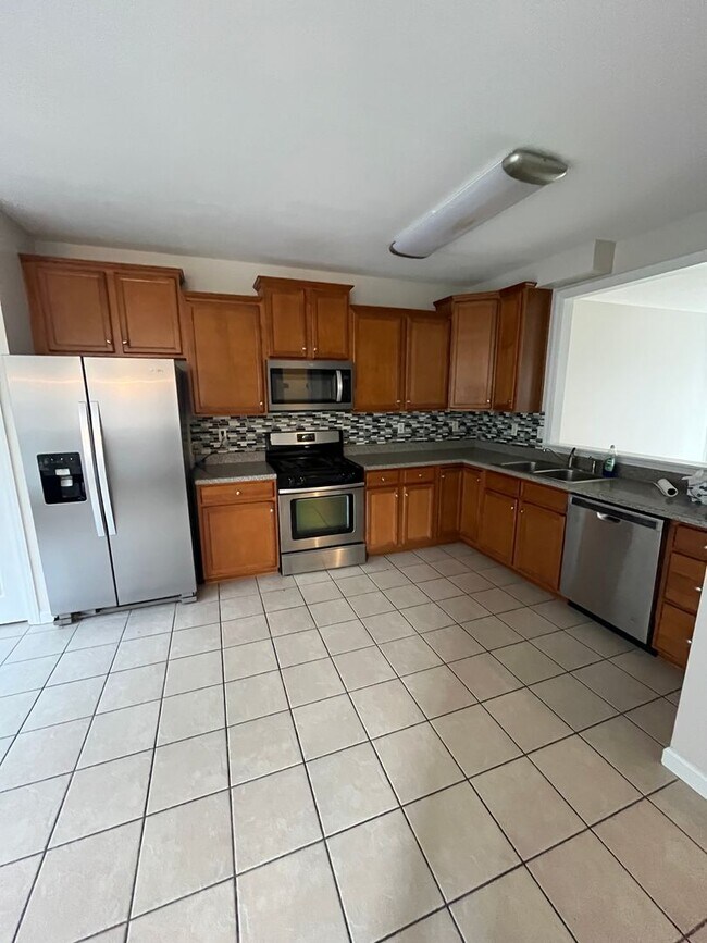 Foto del edificio - Newly Renovated 3 Bed 2.5 Bath Townhouse in Wexford available NOW!