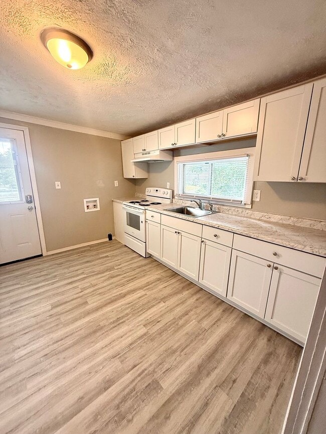 Building Photo - 301 E Memorial Dr