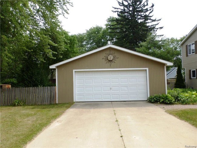 Building Photo - 6550 Cherrylawn Ave