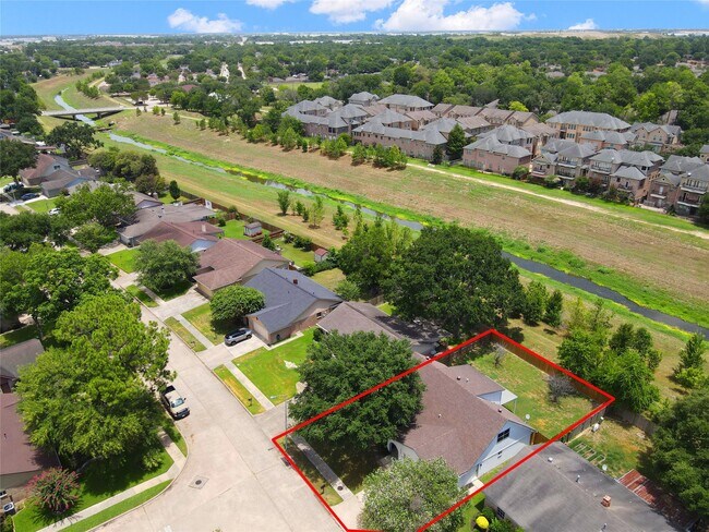 Foto del edificio - 7926 Windy Creek Dr