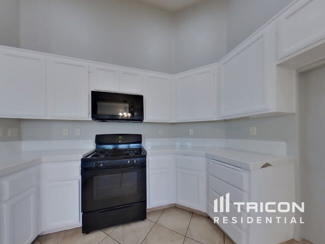 Building Photo - 27152 Myles Ct