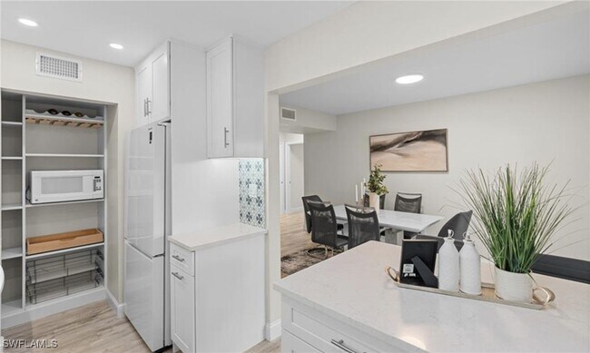 Building Photo - 788 Park Shore Dr