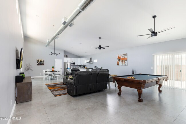 Foto del edificio - 3043 N 85th Pl