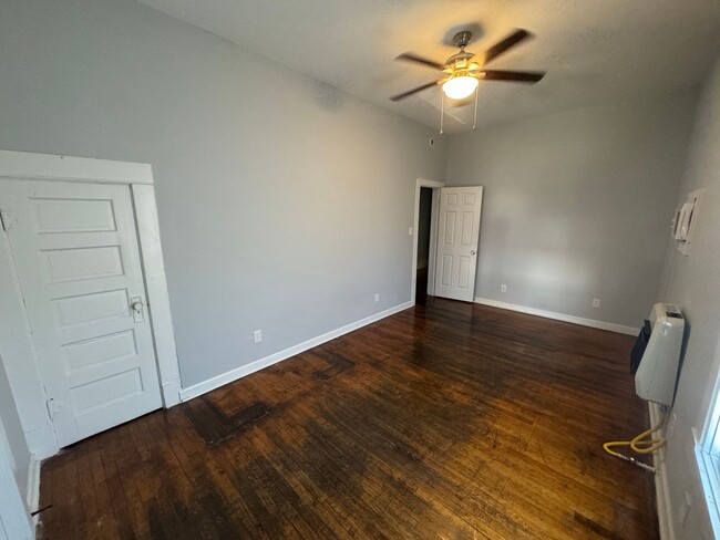 Building Photo - Spacious 3 bedroom Highland Apartment