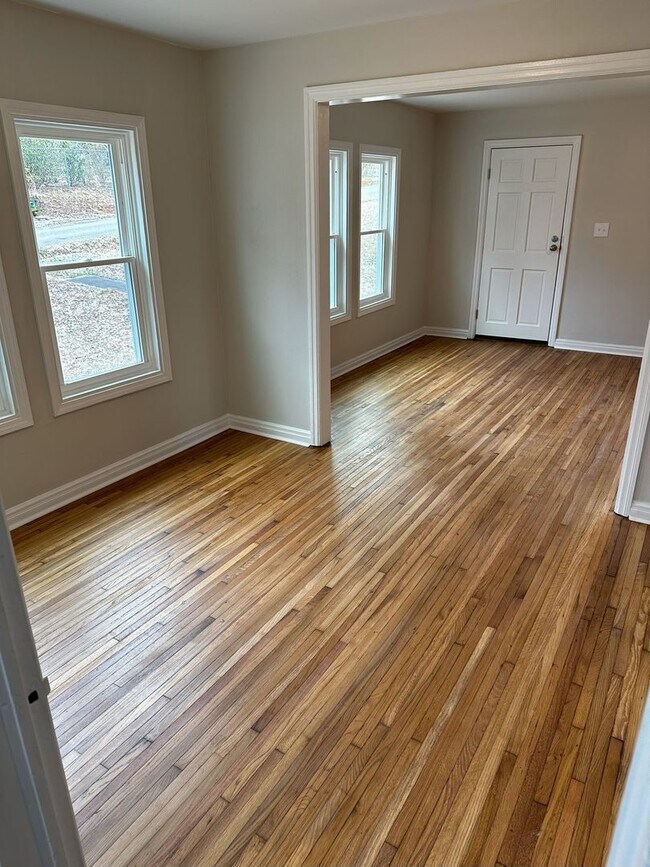 Foto del edificio - 2 Bedroom Home with Spacious Backyard and Modern Upgrades