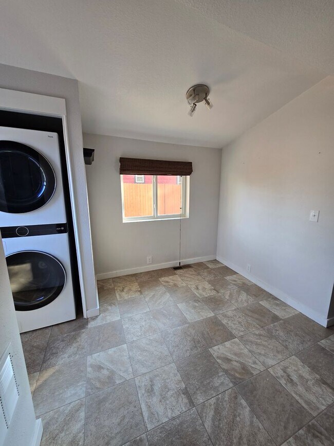 Building Photo - 2 Bed 1.5 Bath