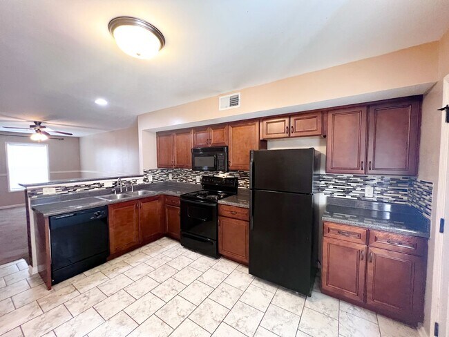 Foto del edificio - 2 Bedroom 1.5 Bathroom Townhome
