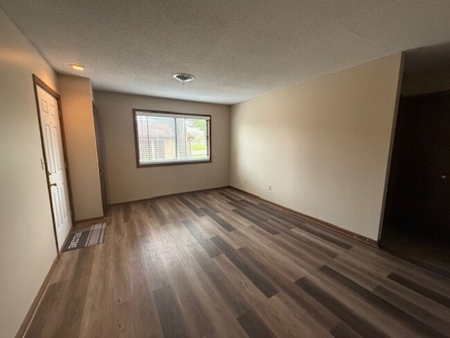 Building Photo - 2BR Urbana Apartment with New Appliances & Back Porch