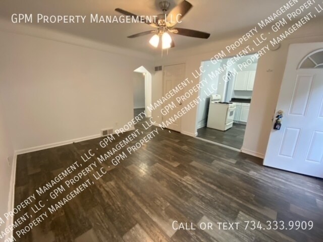 Building Photo - Nice Bungalow in Lincoln Park