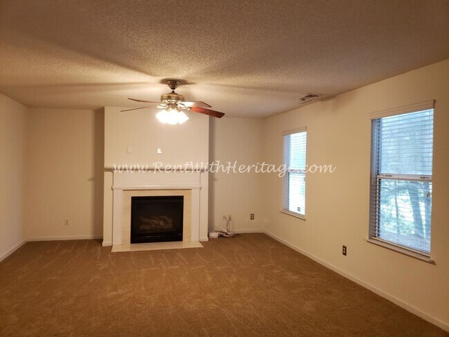 Foto del edificio - Gorgeous Brick Home with Golf Course / Lake View in Popular Mirror Lake Golf/ Swim / Tennis Subdi...